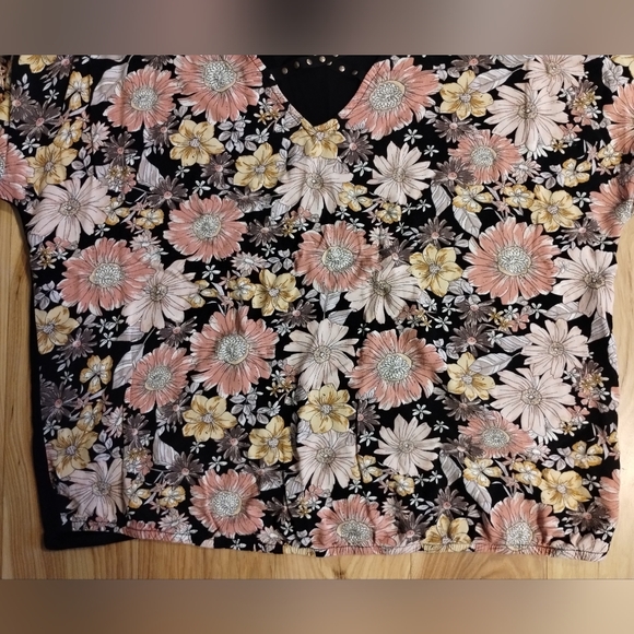 Maurice's v neck floral boxy top - Picture 3 of 9